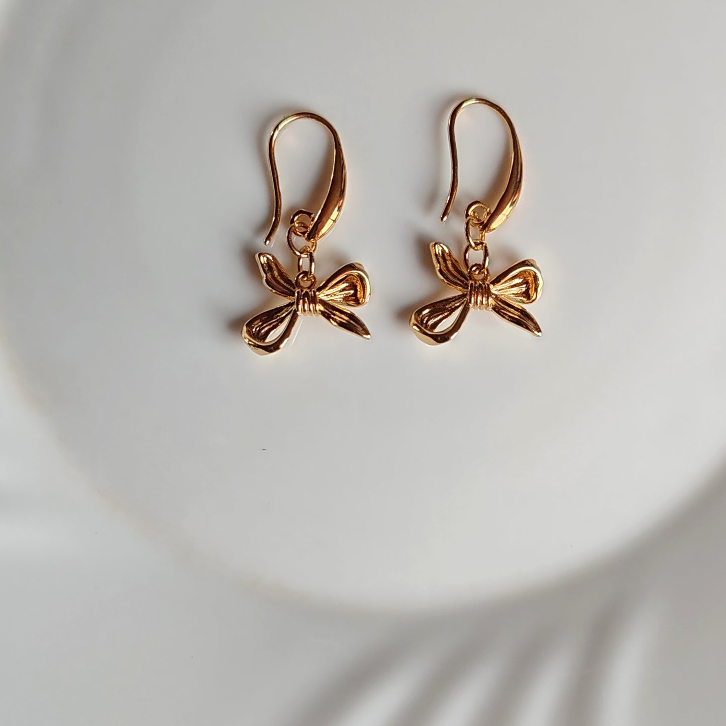 Aretes Moño Elegante – Chapa de Oro 14K