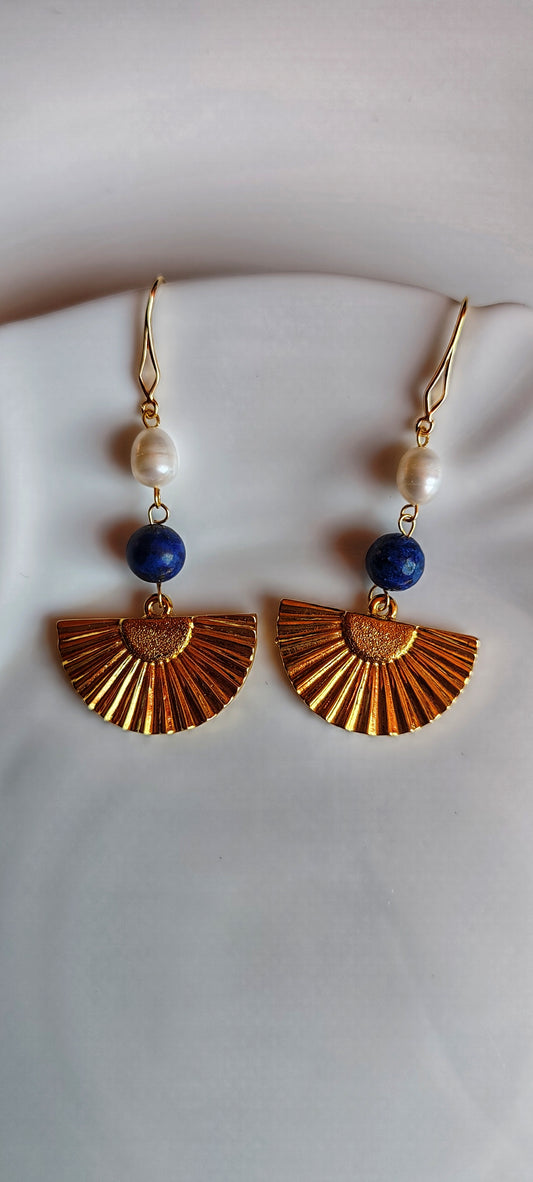 Aretes Abanico con Lapislázuli y Perlas de Río – Chapa de Oro 14K