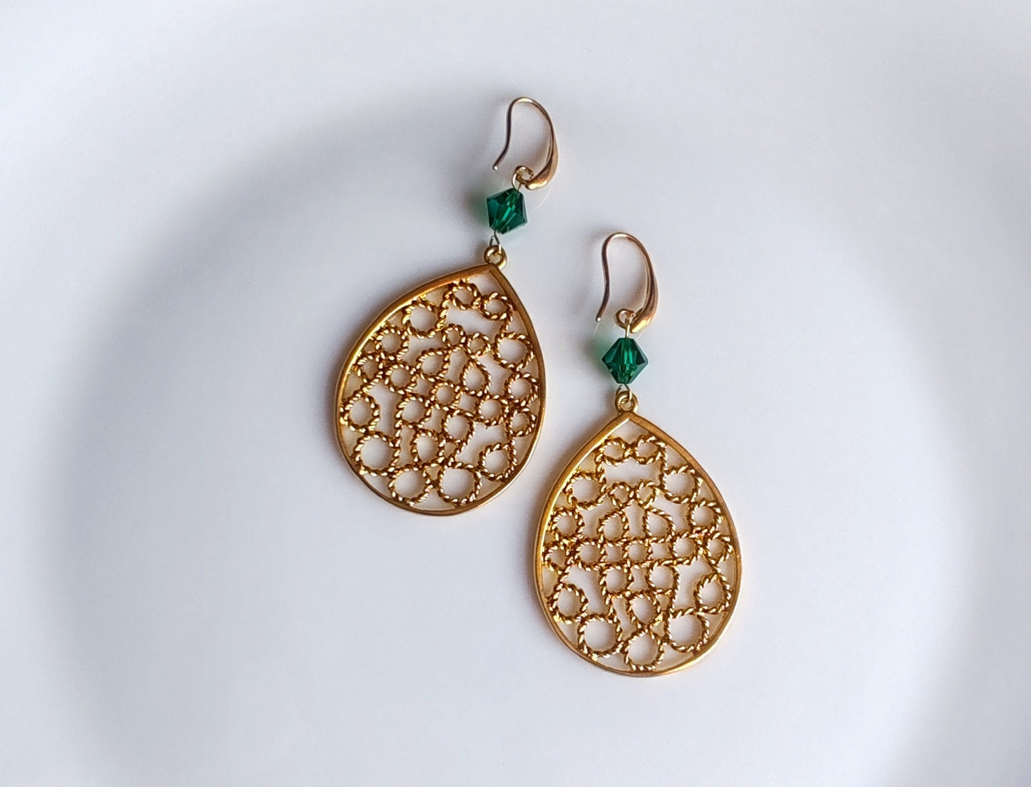Aretes Gota Natural – Chapa de Oro 14K con Cristal Verde