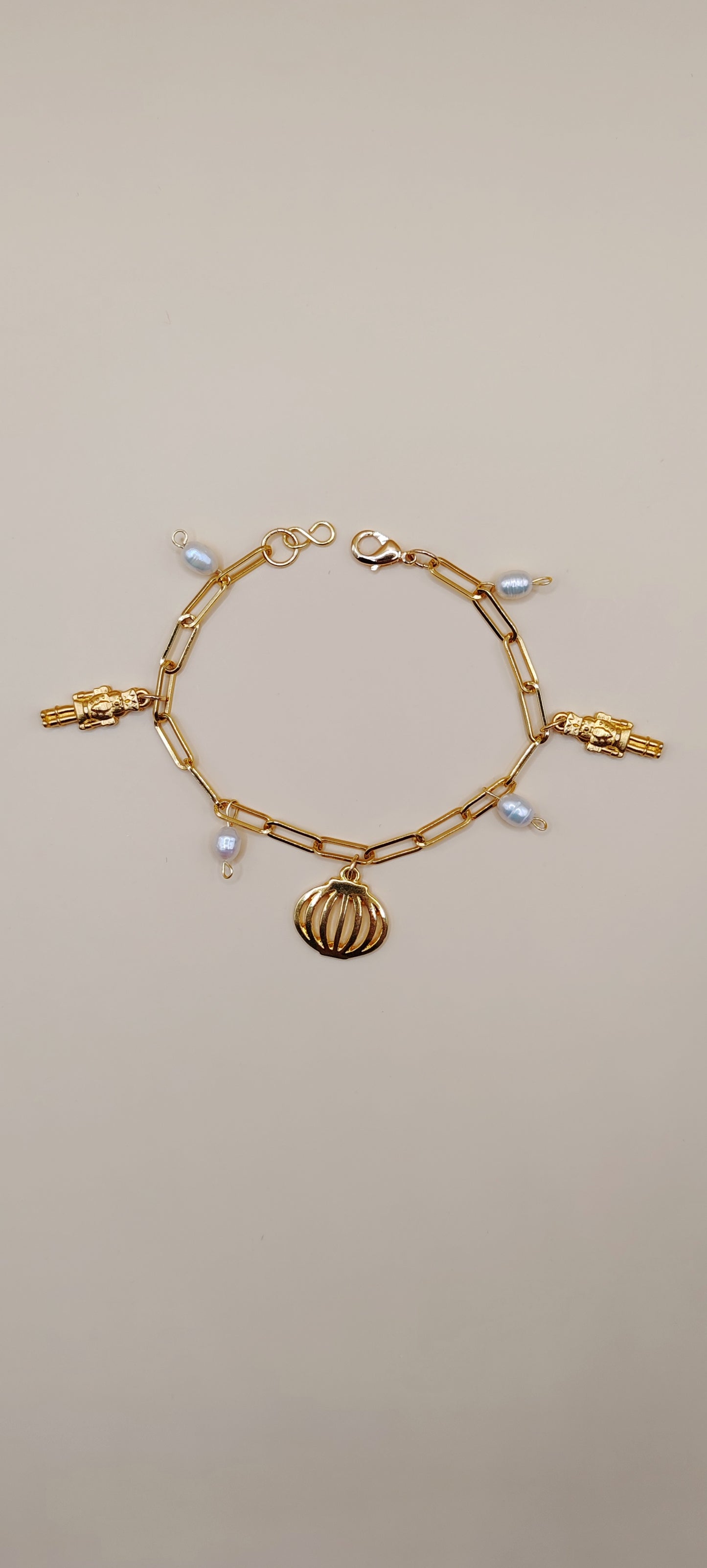 Pulsera Navideña con Perlas – Chapa de Oro de 14k