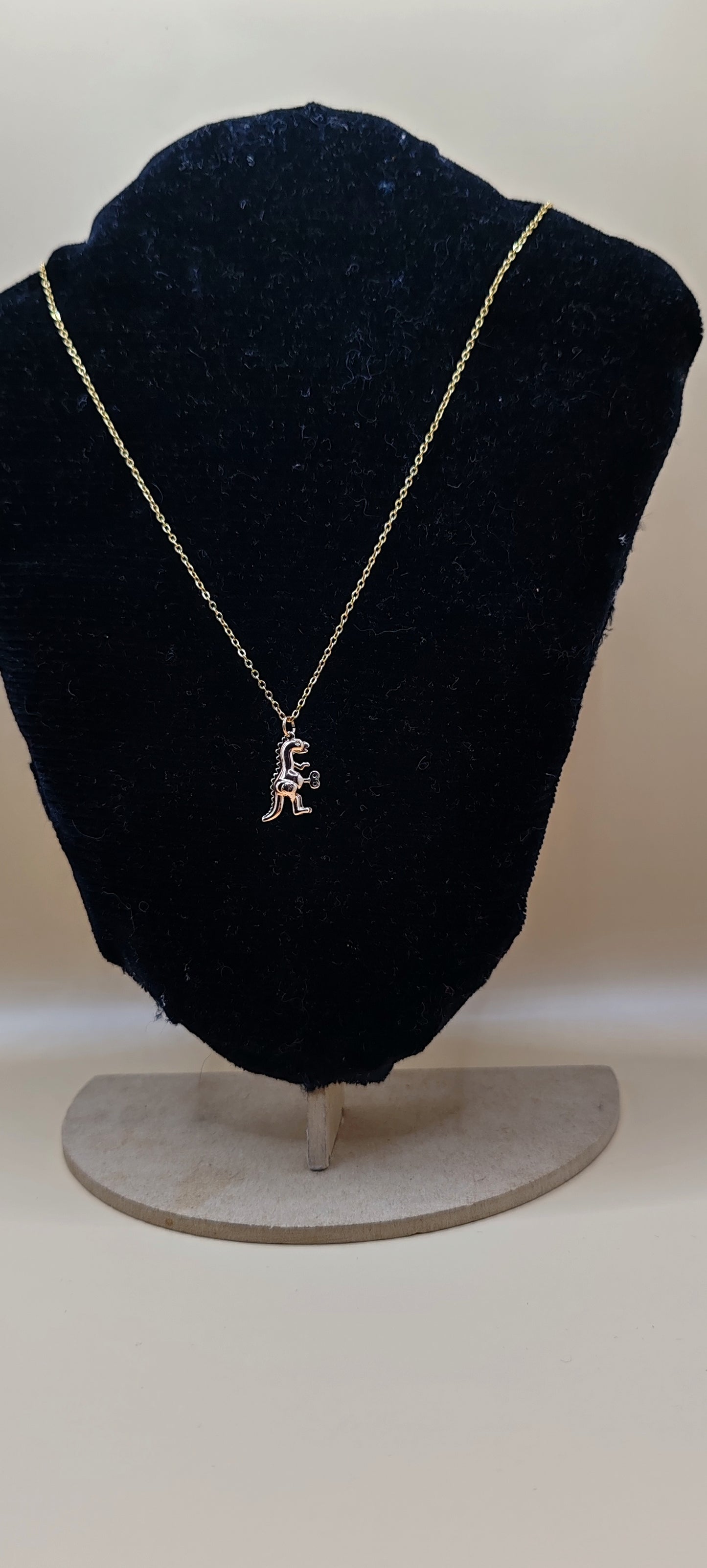 Collar Dinosaurio Minimalista – Chapa de Oro de 14k