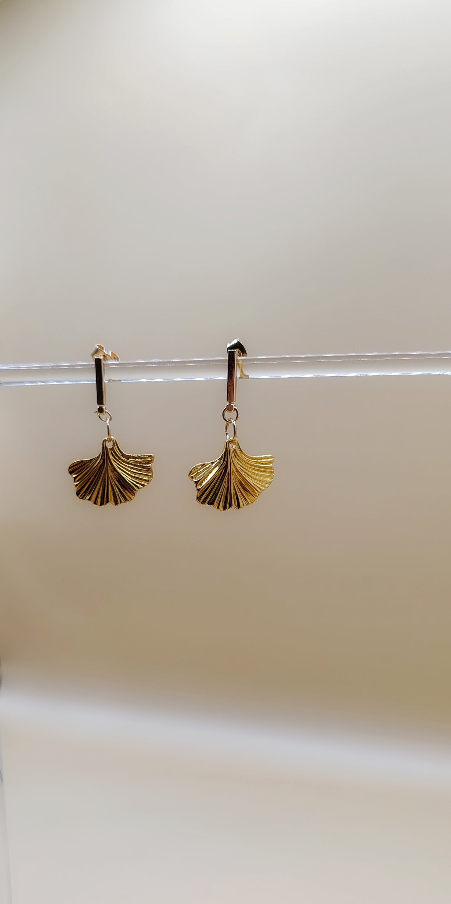 Aretes Hoja de Ginkgo Elegante – Chapa de Oro 14K