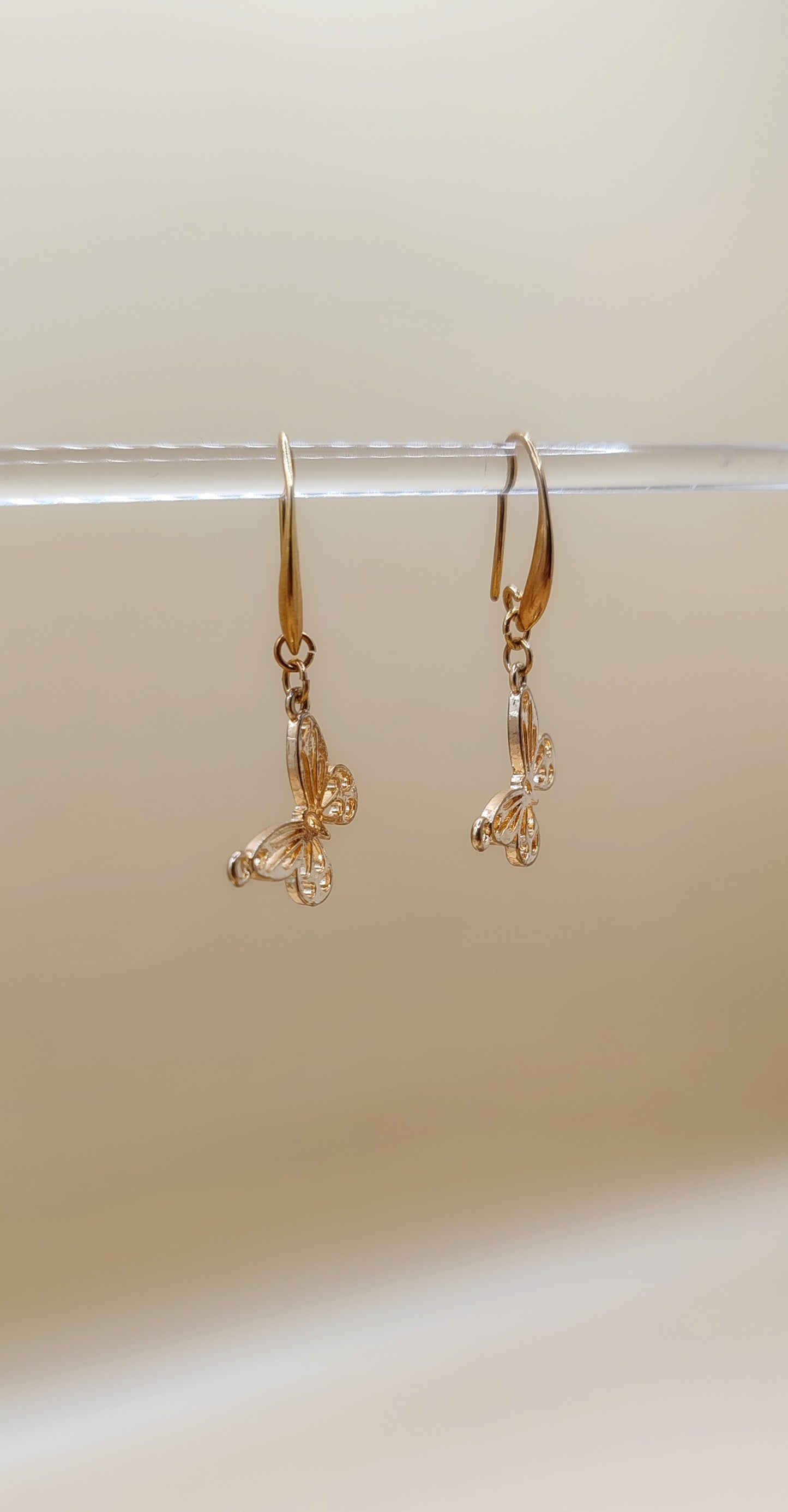 Aretes Mariposa Delicada – Chapa de Oro 14K
