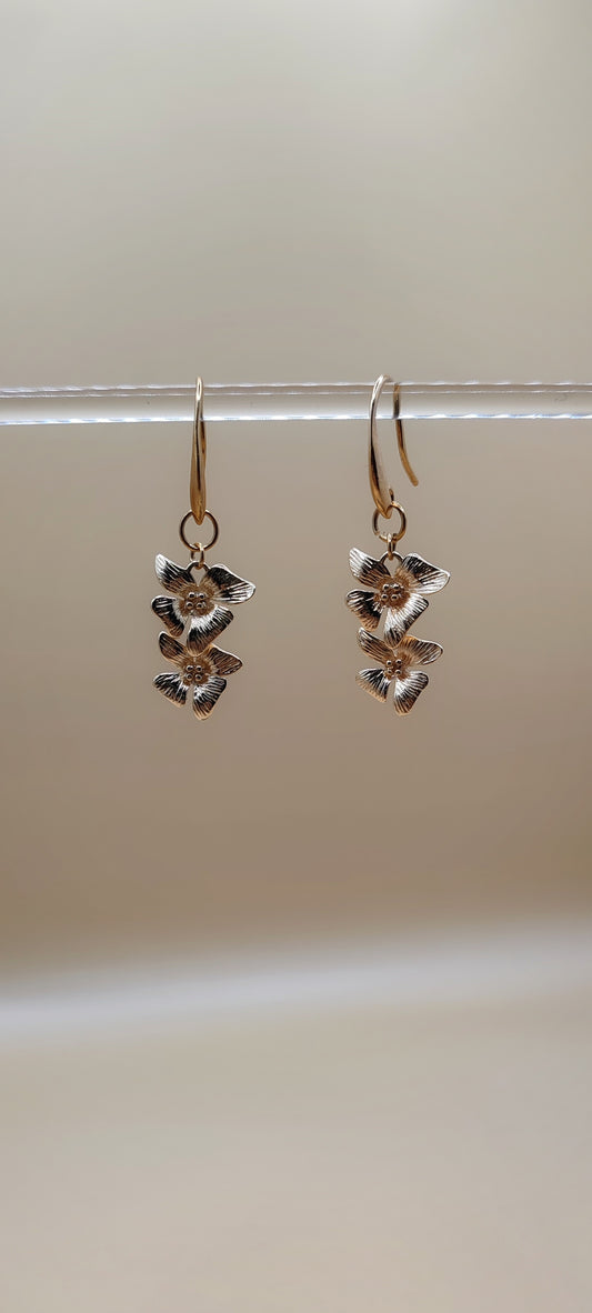 Aretes Flor Doble Elegancia Natural – Chapa de Oro 14K