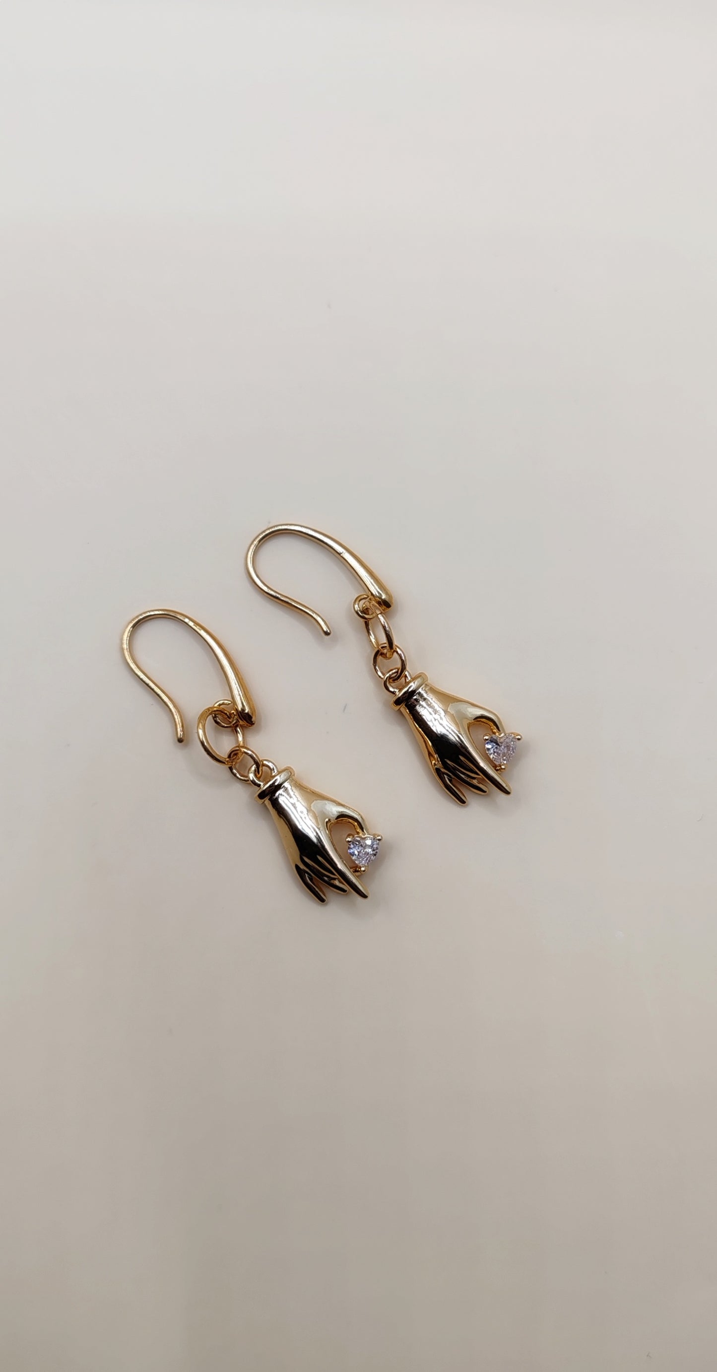 Aretes Mano Protectora con Zirconia – Chapa de Oro 14K