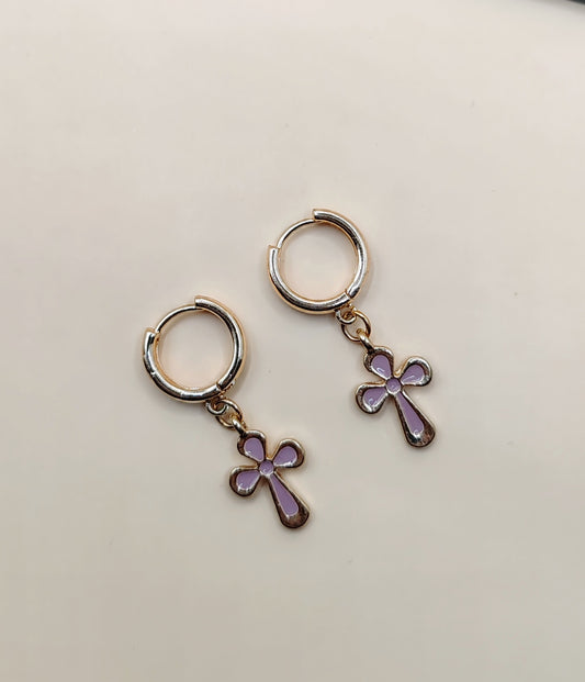 Aretes Cruz Lila Delicada – Chapa de Oro 14K