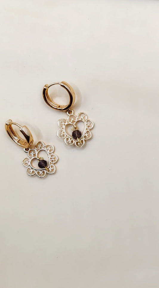 Aretes Corazón Filigrana con Piedra Violeta – Chapa de Oro 14K