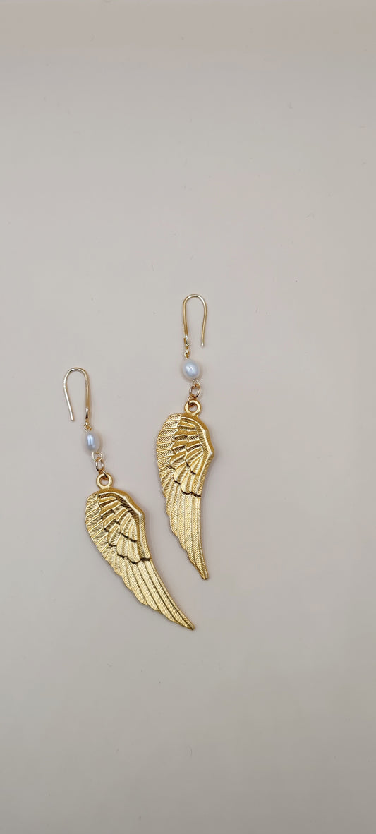 Aretes Alas Celestiales con Perla – Chapa de Oro 14K
