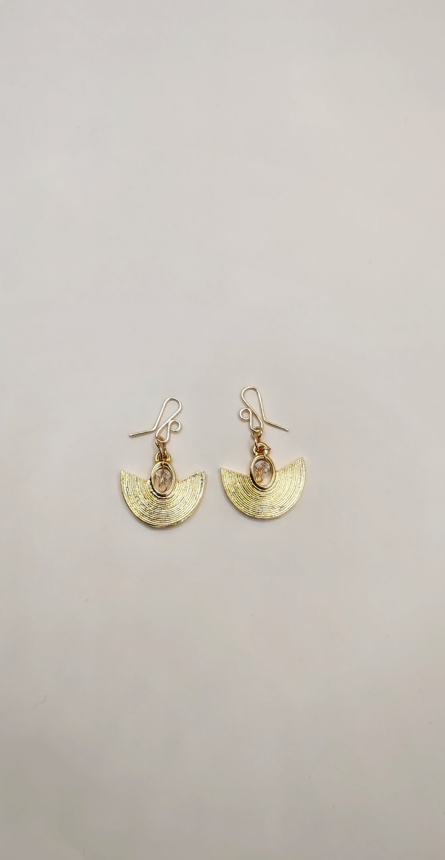 Aretes Media Luna Texturizada – Chapa de Oro 14K