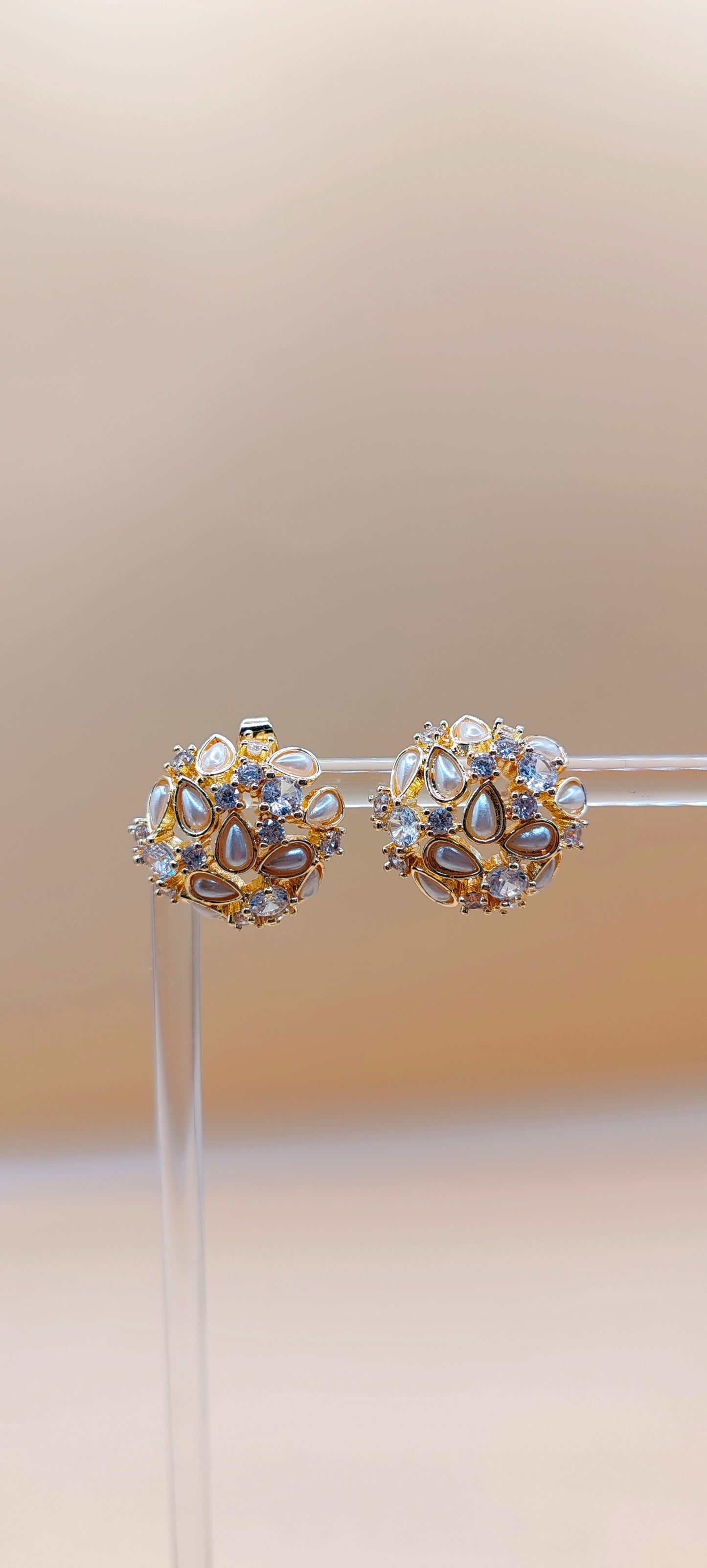 Aretes Flor con Zirconias y Detalles Perlados - Acero Inoxidable