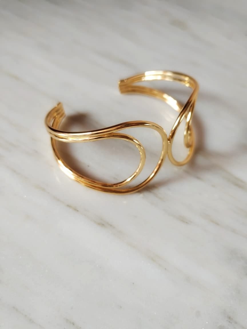 Brazalete Fluido Gold – Elegancia Orgánica