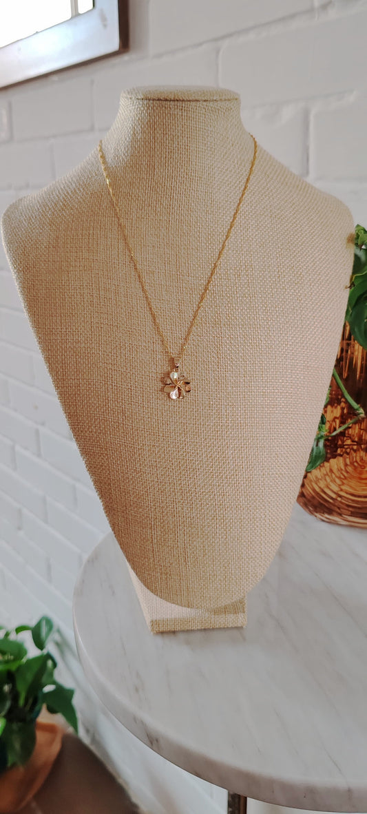 Collar Flor – Chapa de Oro 14K