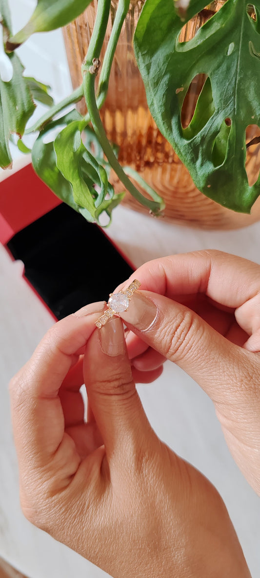 Anillo Clásico con Zirconia Central