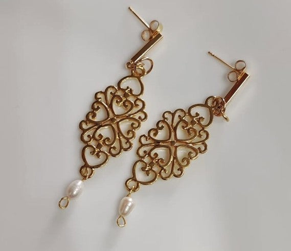 Aretes con filigrana y perla de río – Chapa de oro 14k