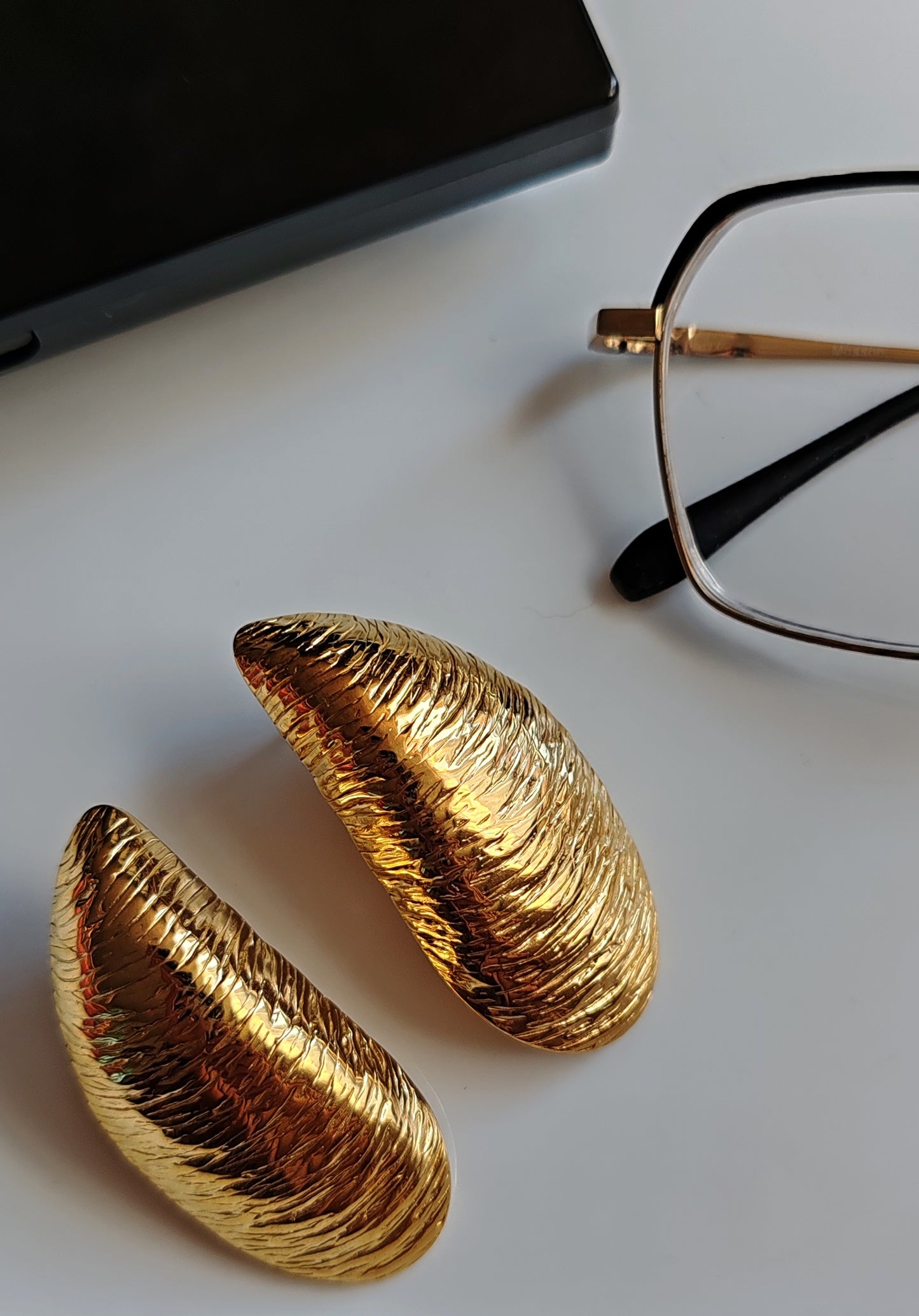 Aretes Almeja Dorada Elegante – Acero Inoxidable