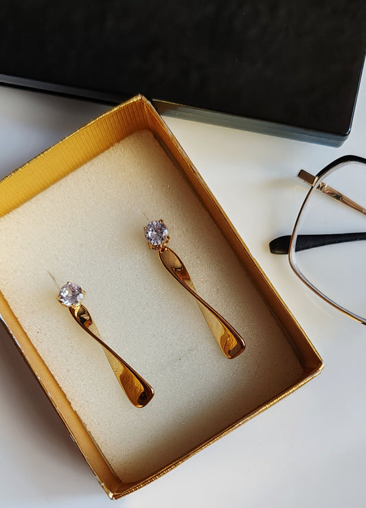 Aretes Ondulados Doble Vista Elegantes – Acero en Tono Dorado