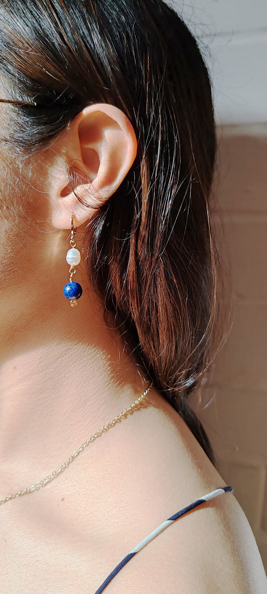 Aretes de Lapislázuli y Perla de Río – Chapa de Oro 14K