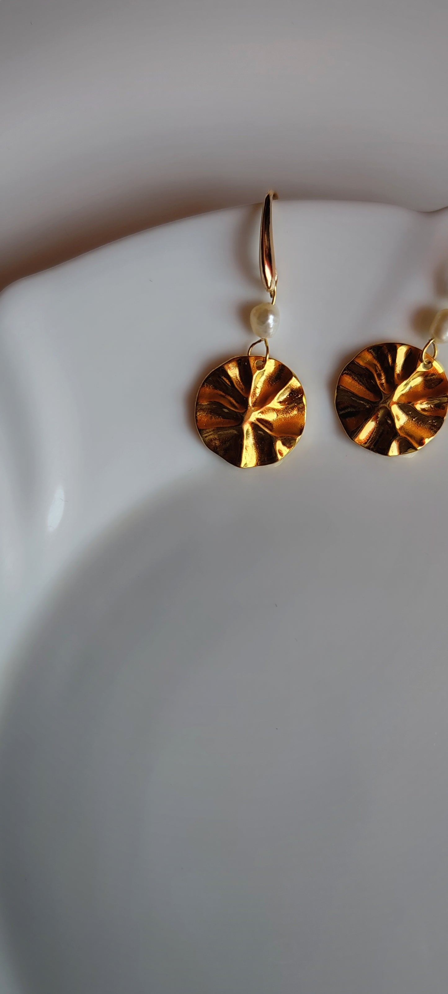 Aretes Dorados Martillados con Perla – Chapa de Oro 14k