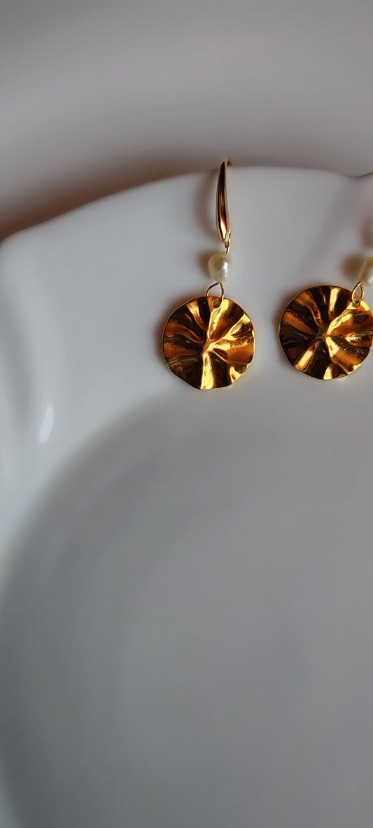 Aretes Dorados Martillados con Perla – Chapa de Oro 14k