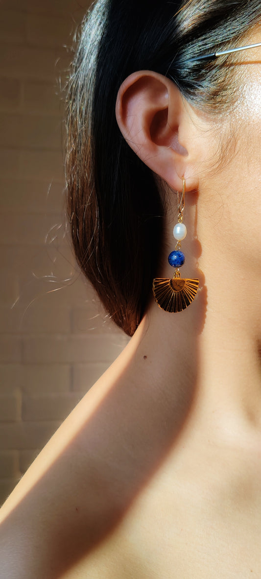 Aretes Abanico con Lapislázuli y Perlas de Río – Chapa de Oro 14K