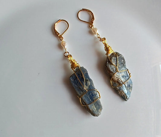 Aretes de Cianita y Perla de Río – Hechos a Mano en Chapa de Oro