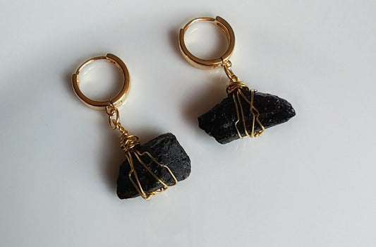 Aretes de Turmalina Negra – Hechos a Mano en Chapa de Oro