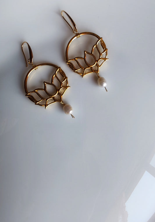Aretes Loto con Perla – Chapa de Oro 14K