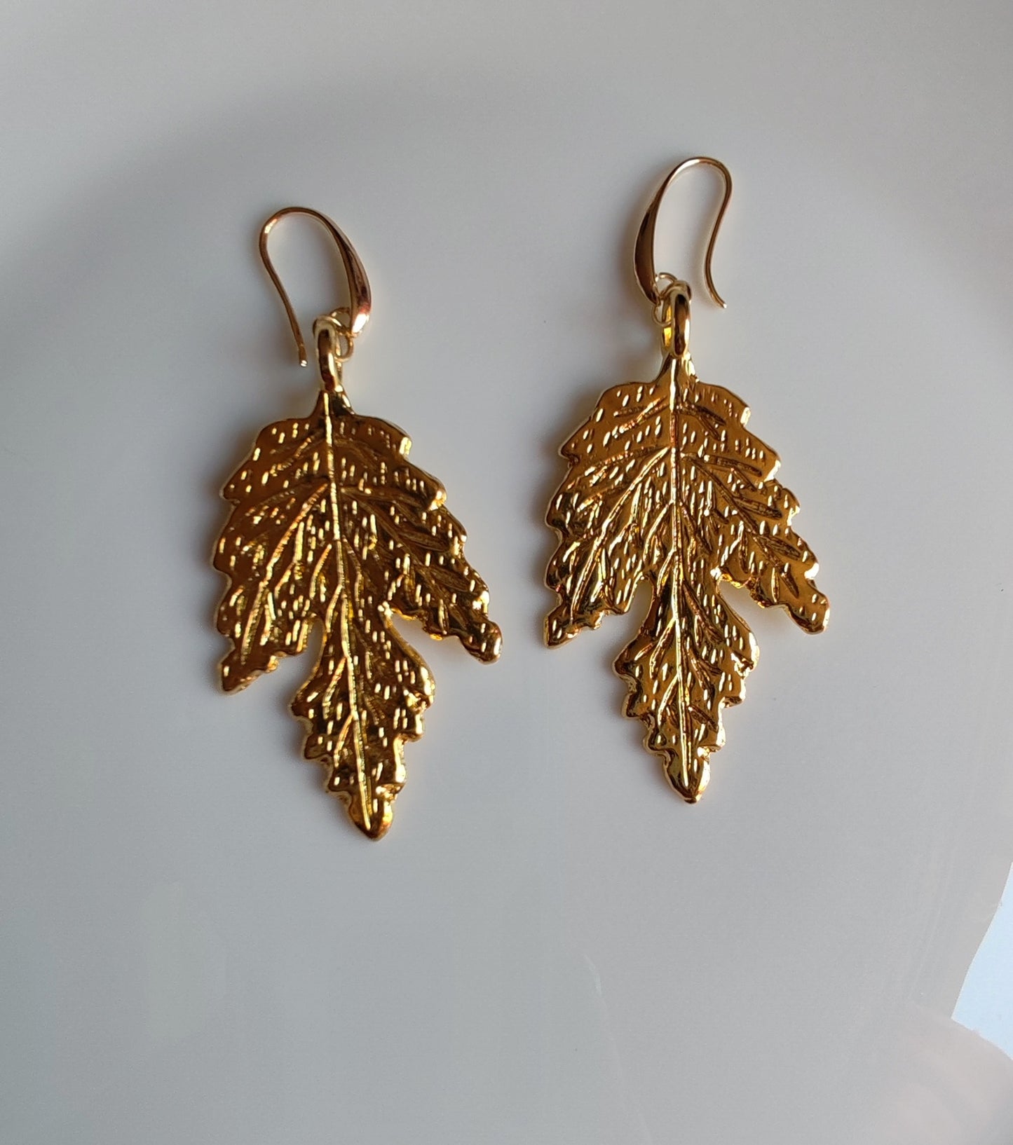 Aretes Hoja Texturizada – Chapa de Oro 14k