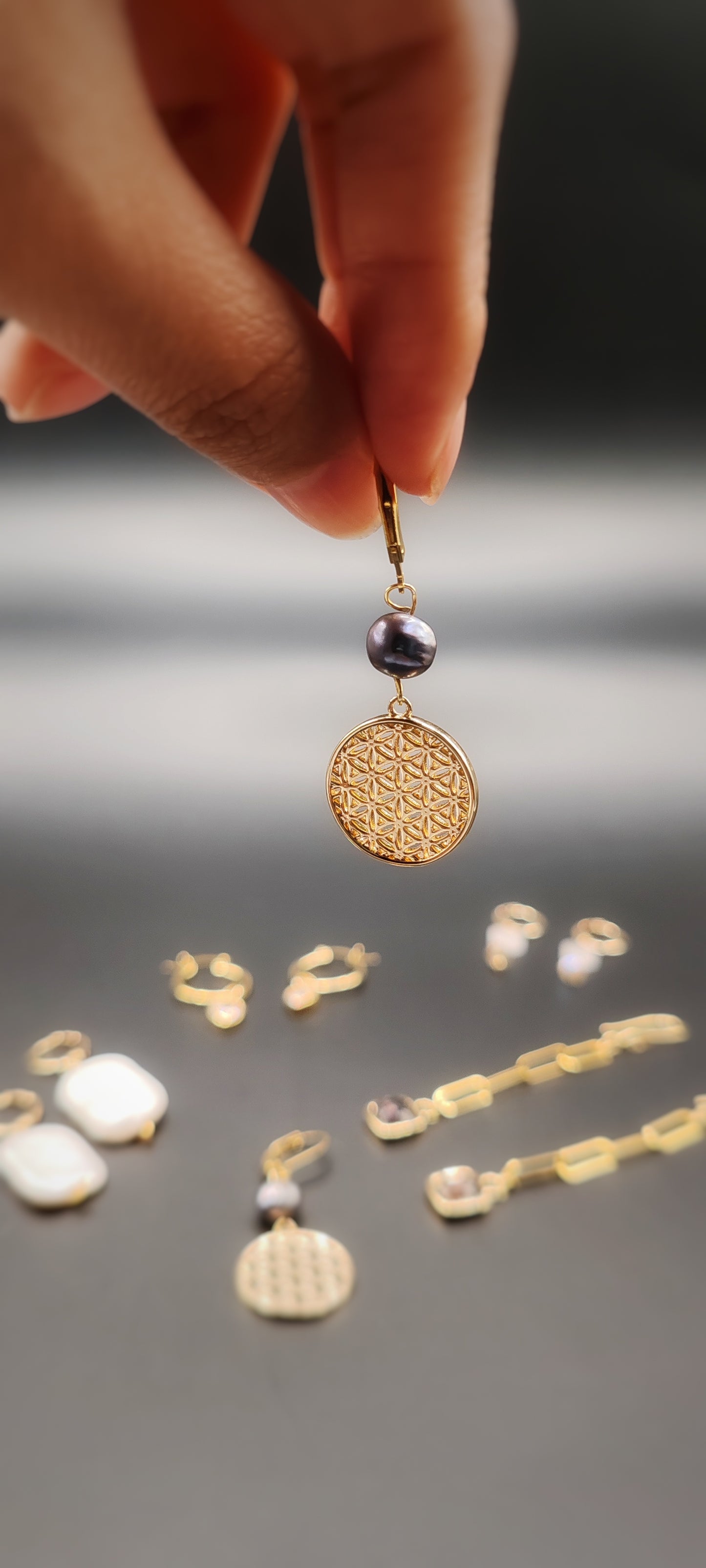 Aretes Flor de la Vida con Perla Gris – Chapa de Oro 14K