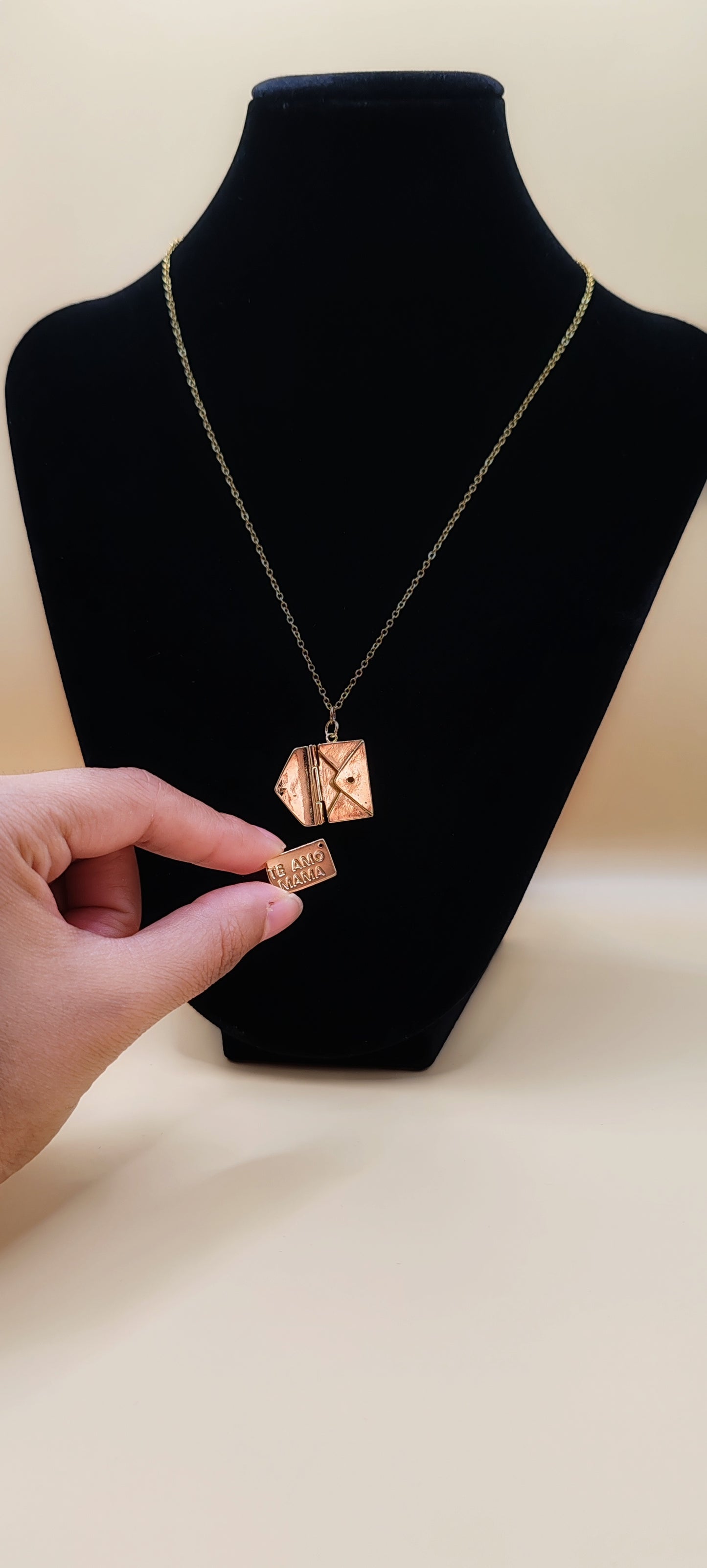 Collar Carta “Te Amo Mamá” – Chapa de Oro 14K