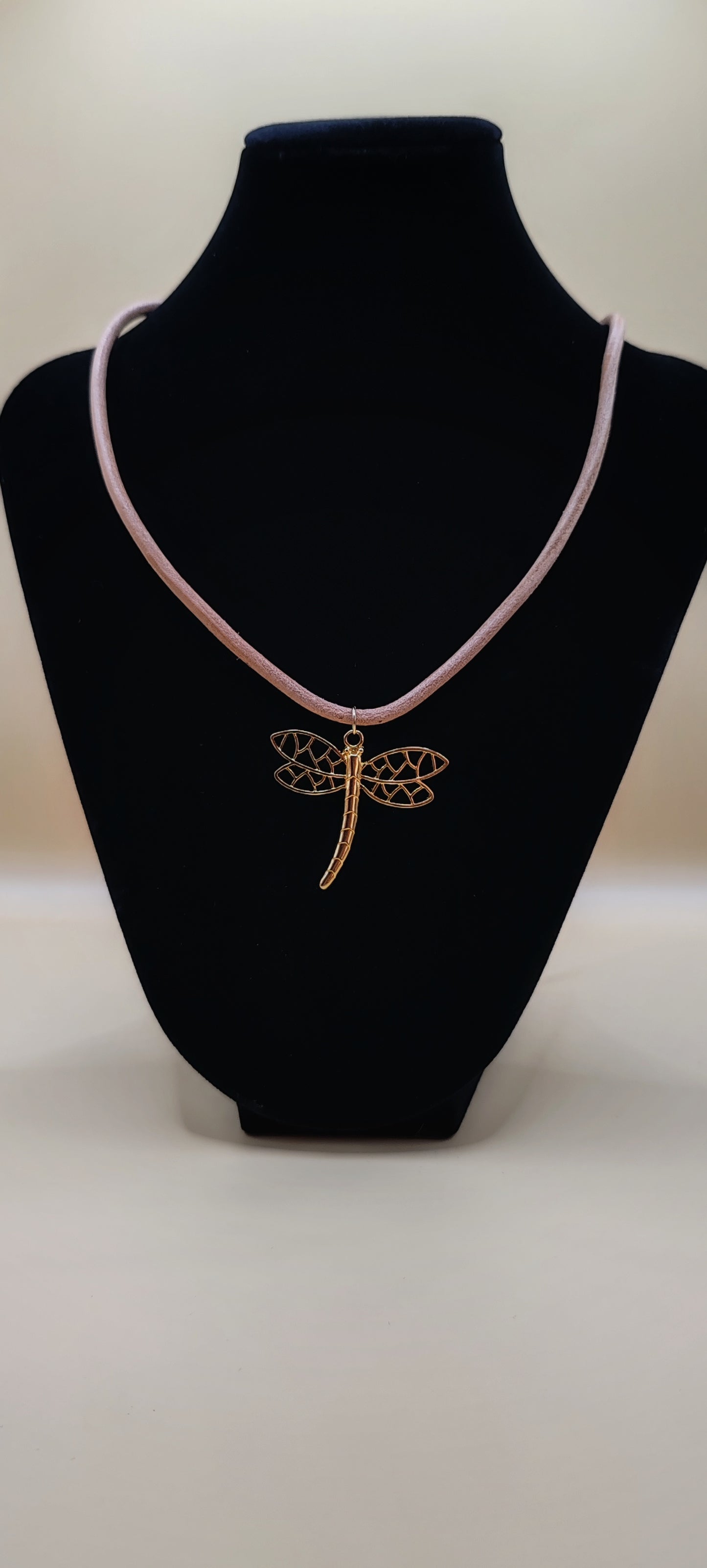 Collar Libélula Libre y Radiante – Chapa de Oro 14K
