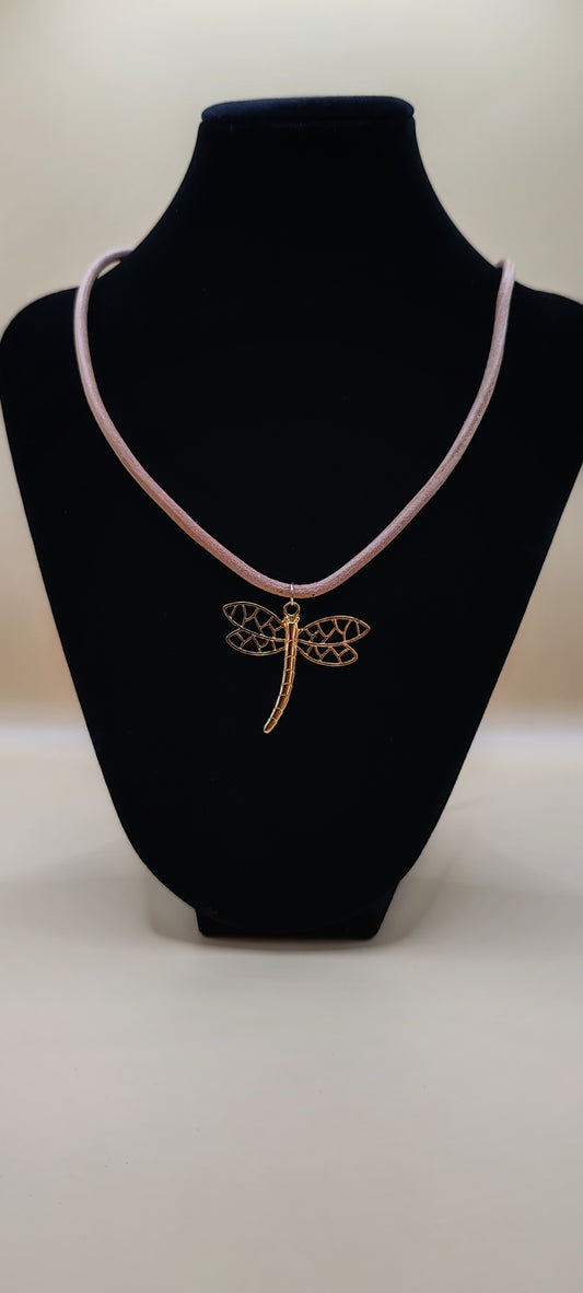 Collar Libélula Libre y Radiante – Chapa de Oro 14K
