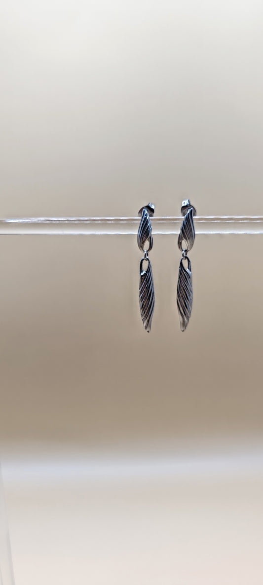 Aretes Pluma Minimalista – Acero Inoxidable