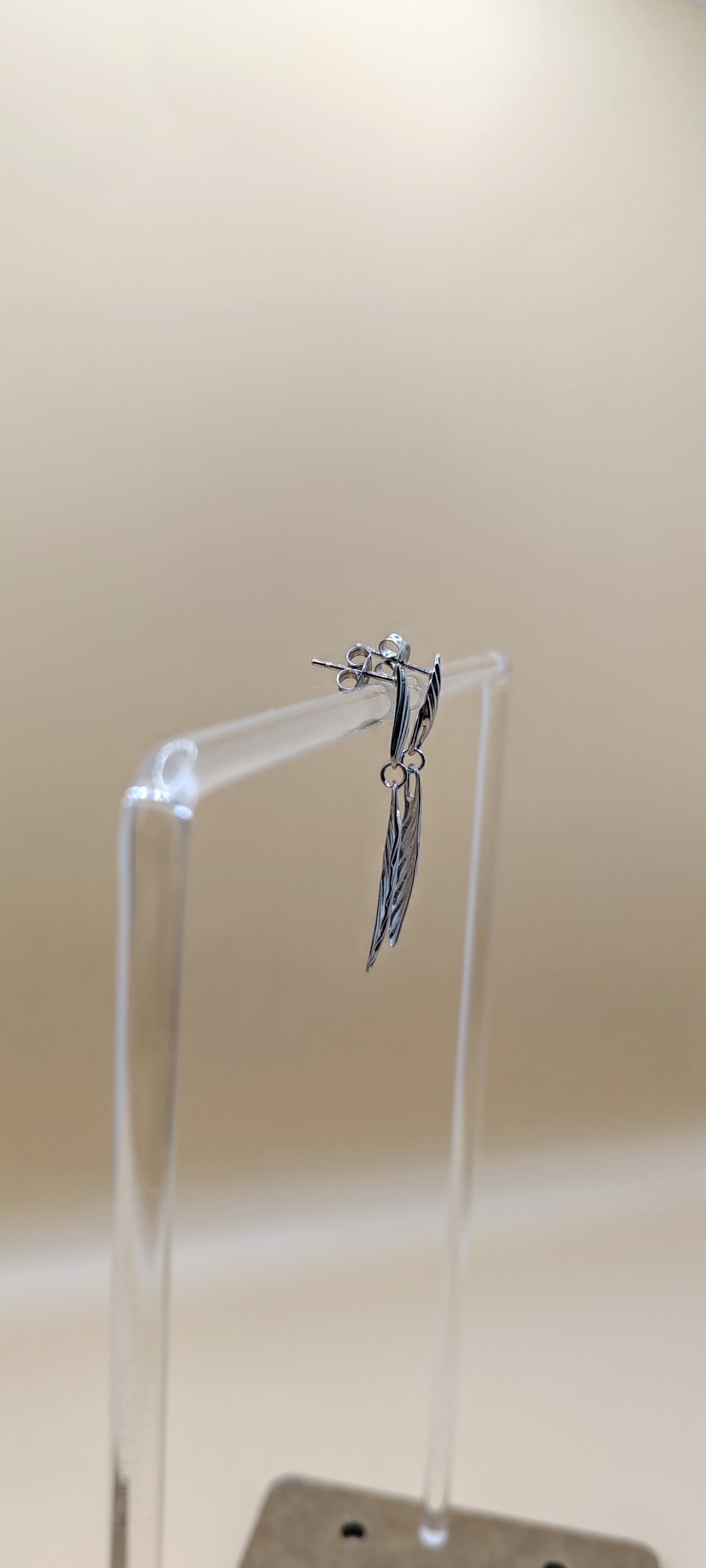 Aretes Pluma Minimalista – Acero Inoxidable
