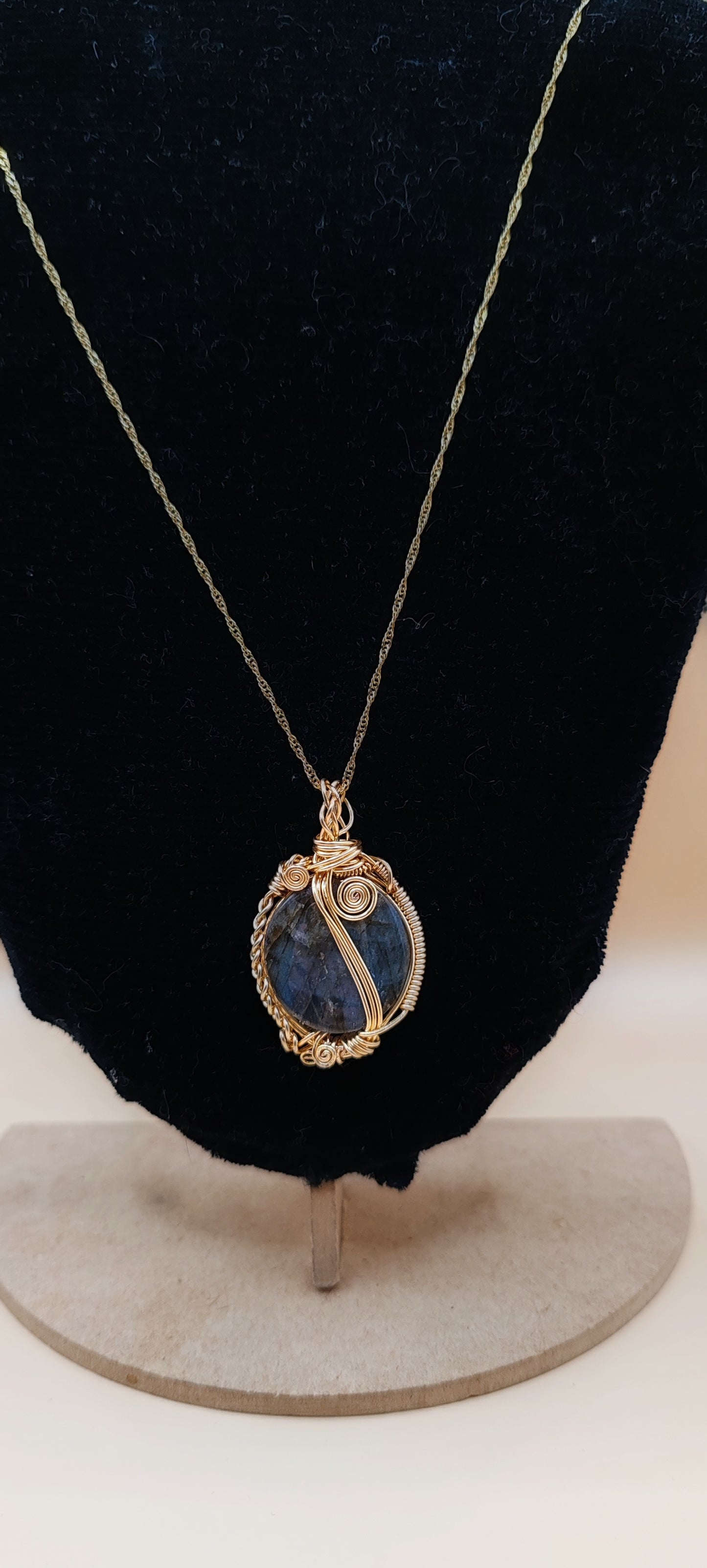 Dije artesanal con piedra de labradorita - Chapa de Oro 14 K