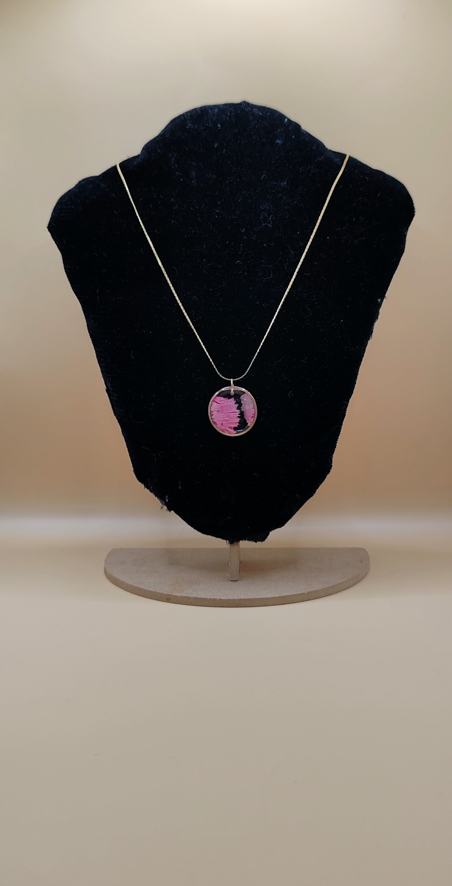 Collar con Pétalos de Rosa en Resina – Chapa de Oro 14k