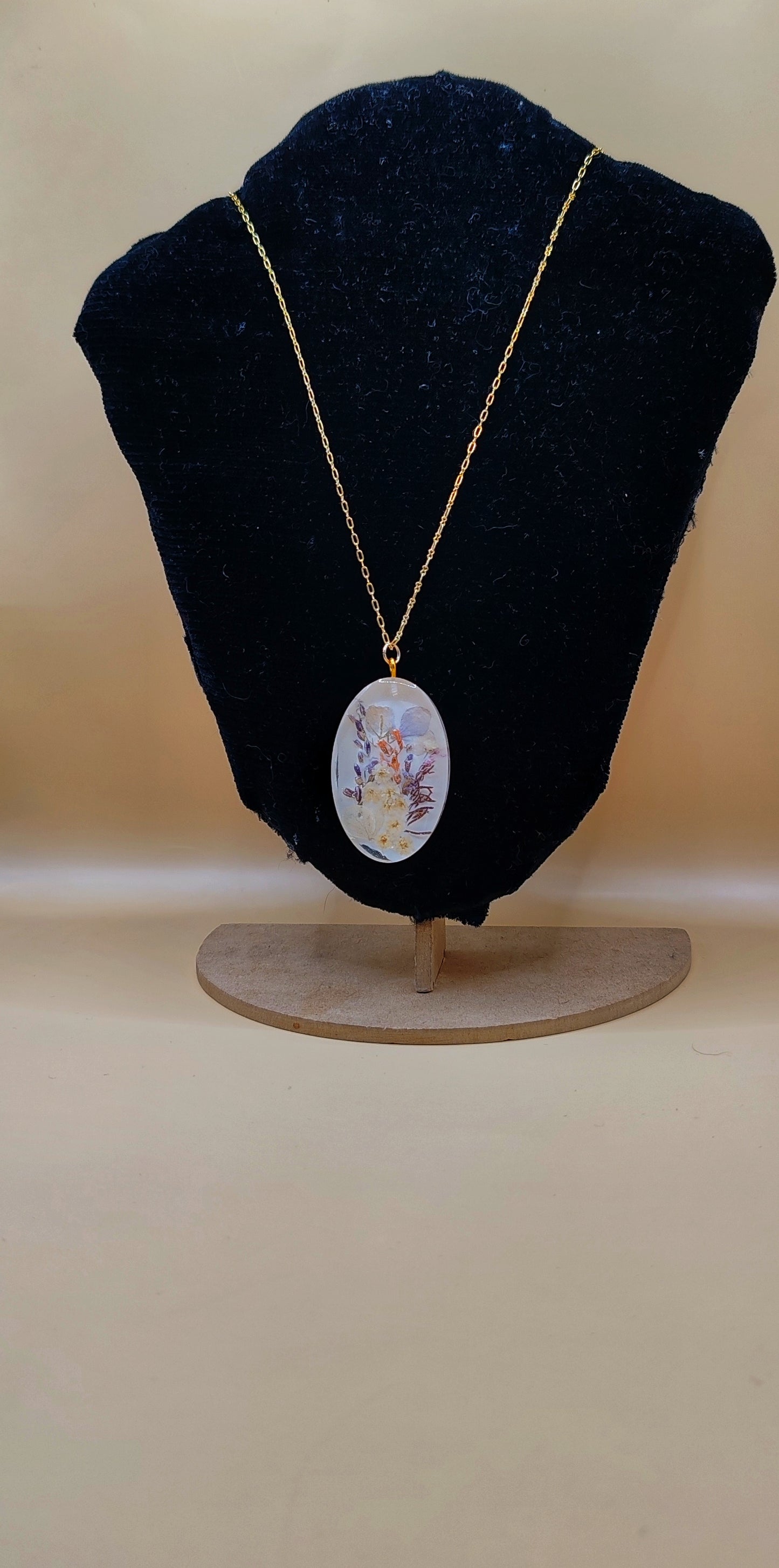Collar Único de Flores Naturales en Resina – Chapa de Oro 14K