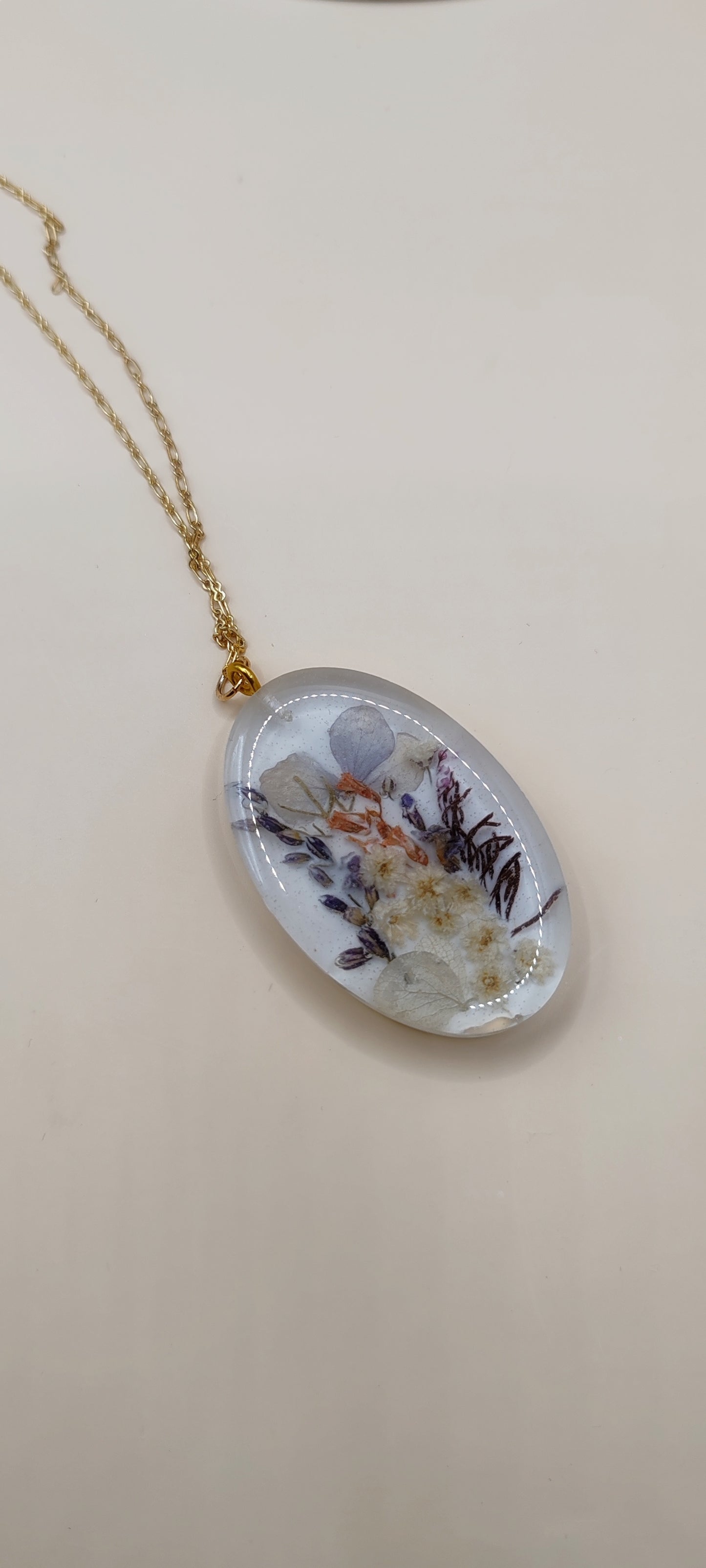 Collar Único de Flores Naturales en Resina – Chapa de Oro 14K
