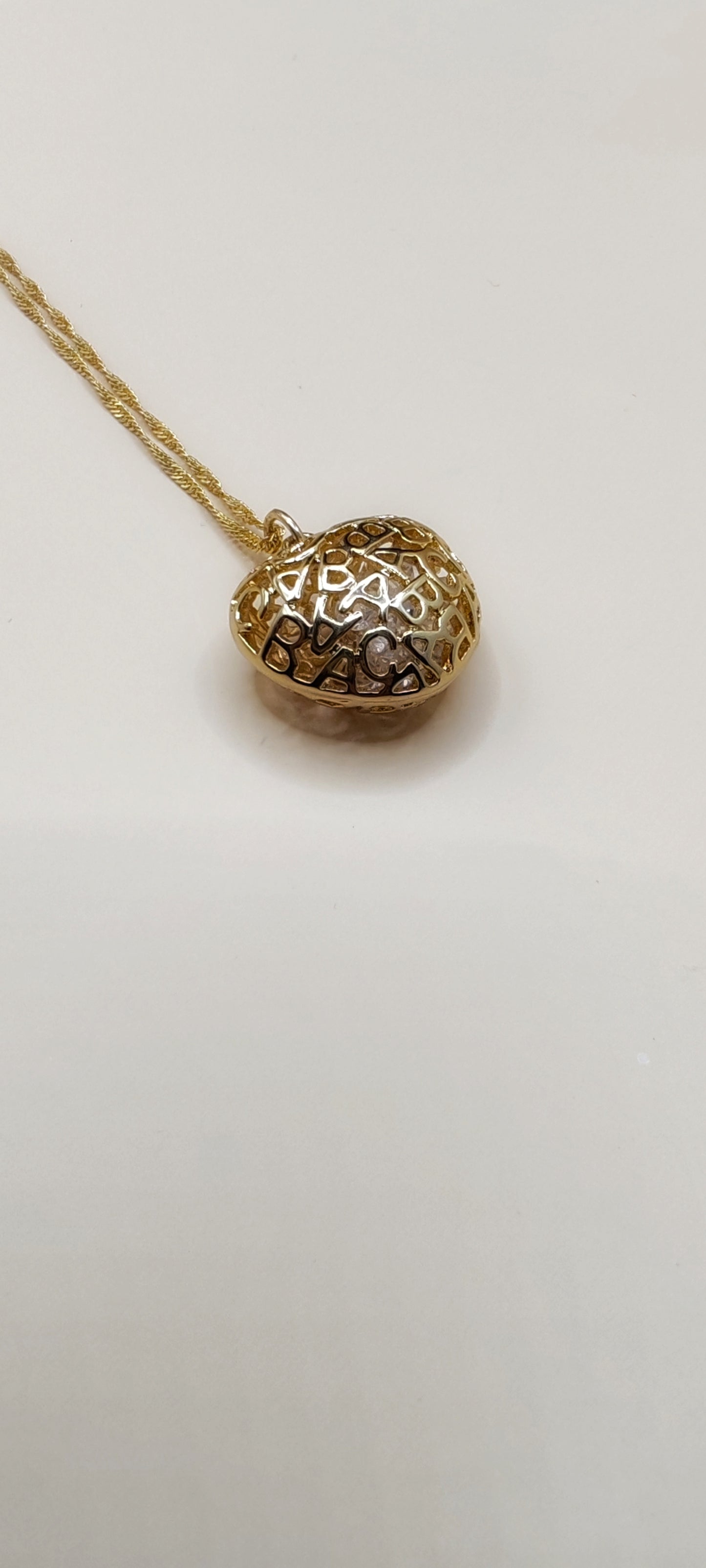 Collar Llamador de Ángeles en Chapa de Oro 14K – Amuleto de Paz y Armonía