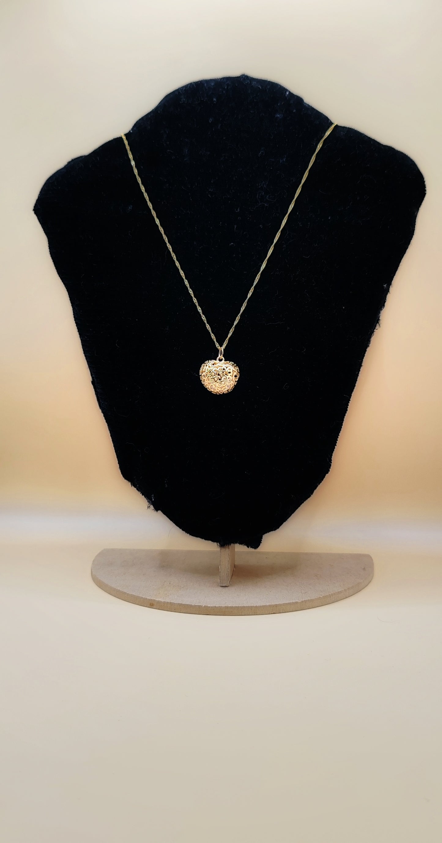 Collar Llamador de Ángeles en Chapa de Oro 14K – Amuleto de Paz y Armonía