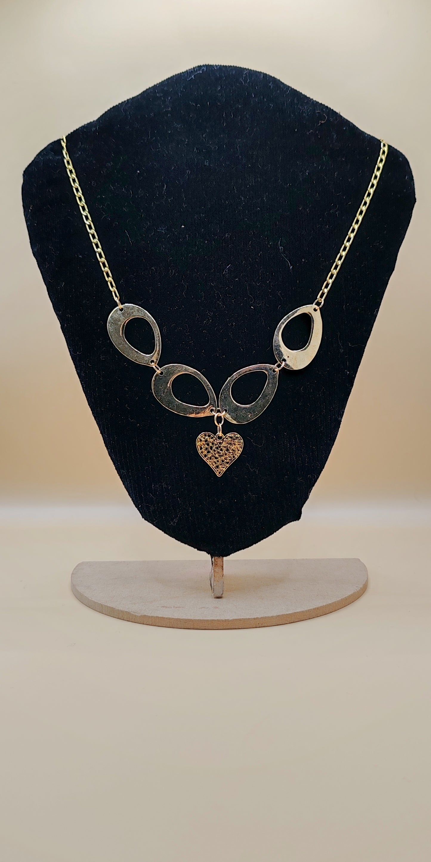 Collar eslabones ovalados con corazón calado – Chapa de oro 14k