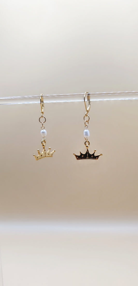 Aretes Corona Real con Perla – Chapa de Oro 14K