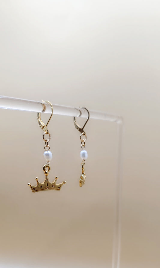 Aretes Corona Real con Perla – Chapa de Oro 14K