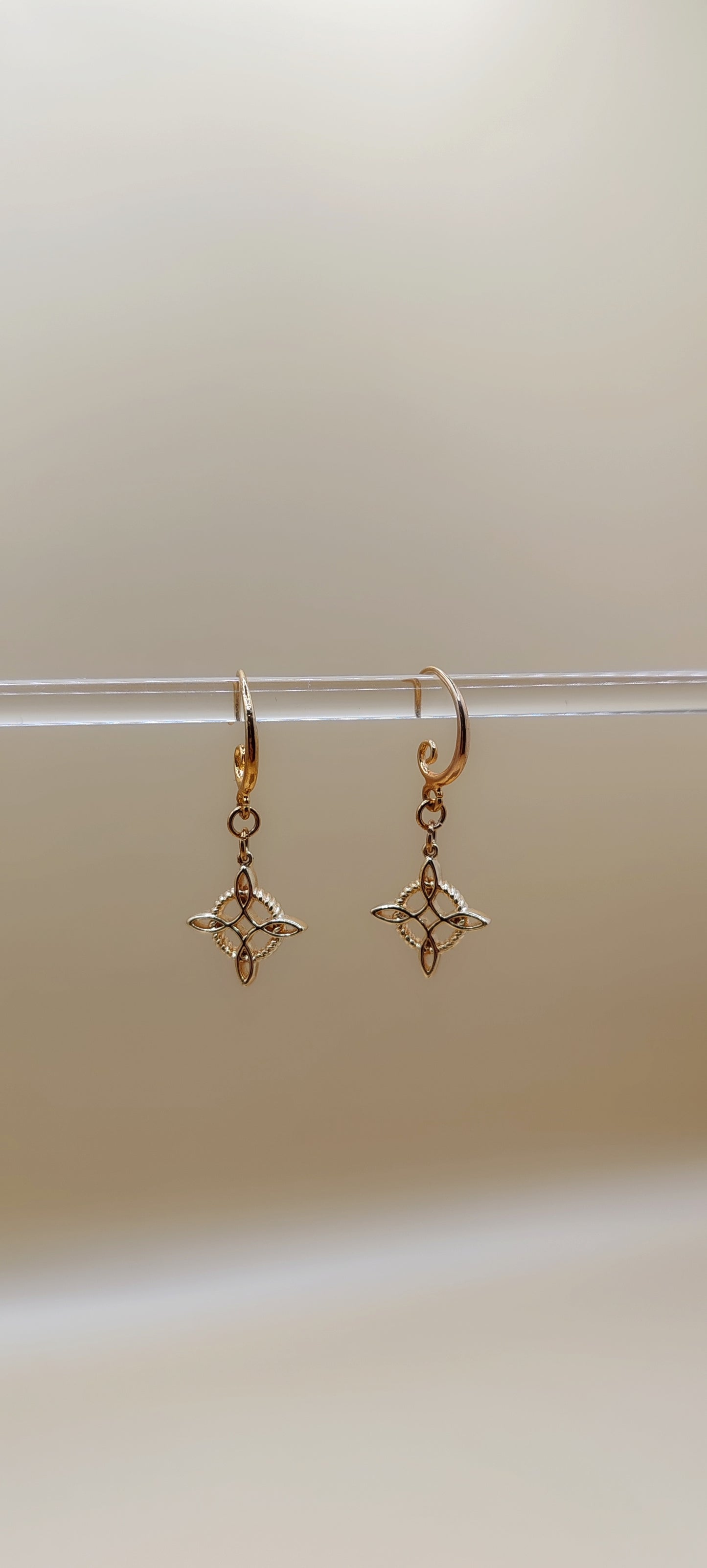 Aretes Nudo de Bruja Delicado – Chapa de Oro 14K