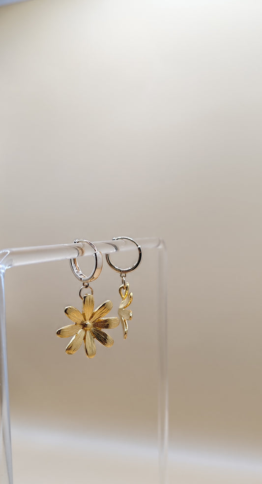 Aretes Flor Texturizada – Chapa de Oro 14K