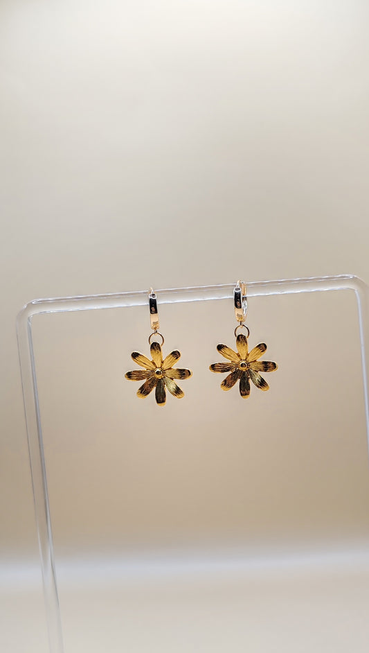 Aretes Flor Texturizada – Chapa de Oro 14K