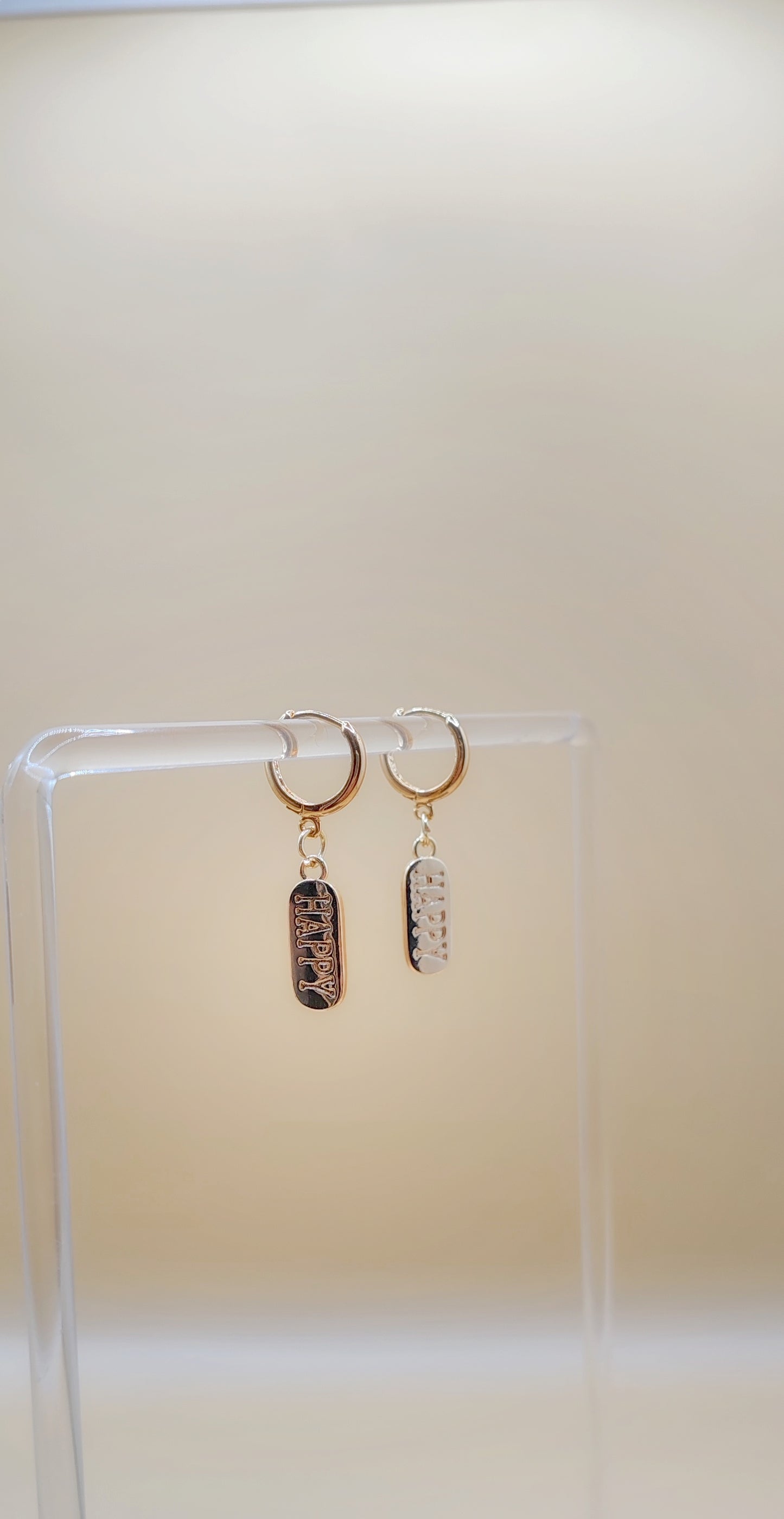 Aretes Happy Dorados Minimal – Chapa de Oro 14K