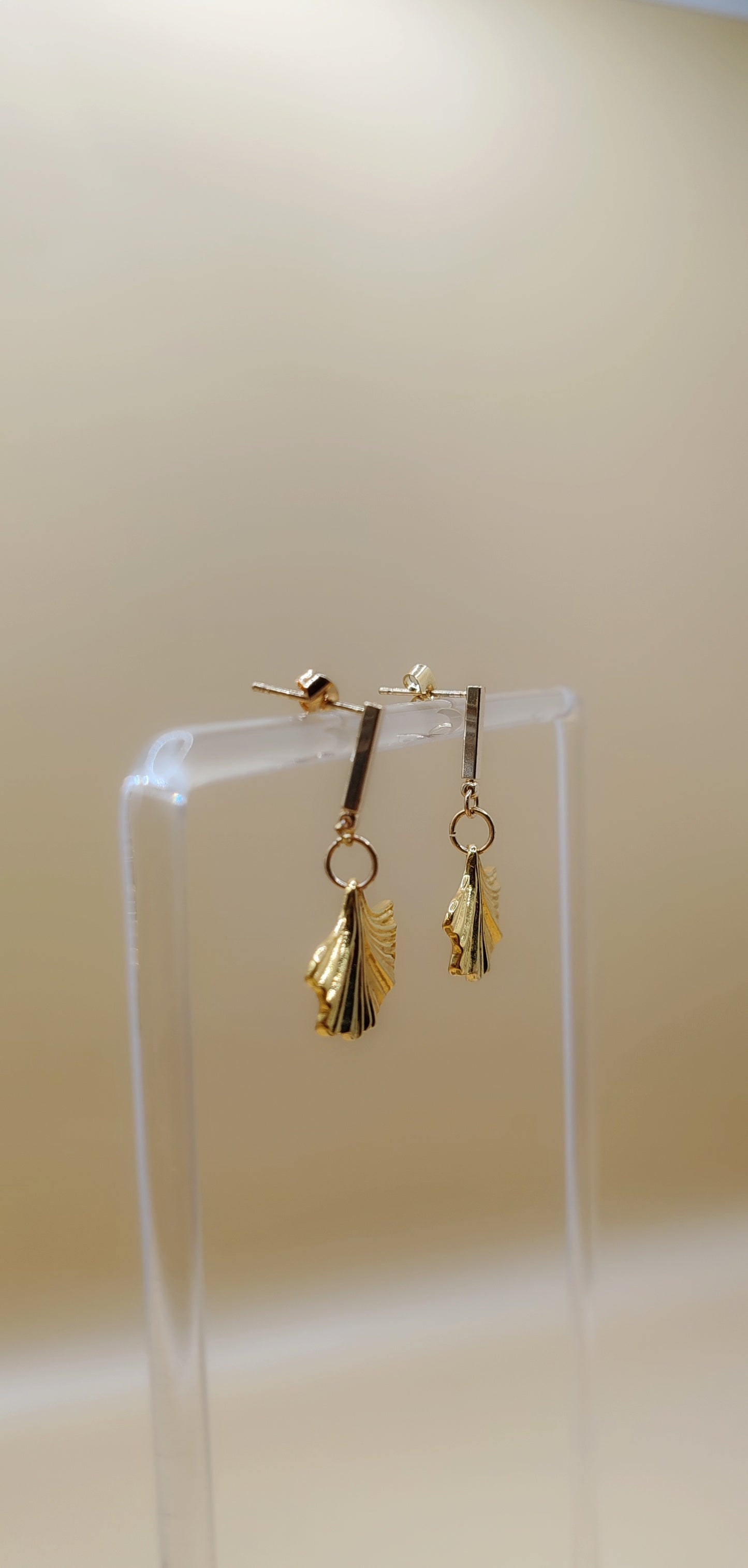 Aretes Hoja de Ginkgo Elegante – Chapa de Oro 14K