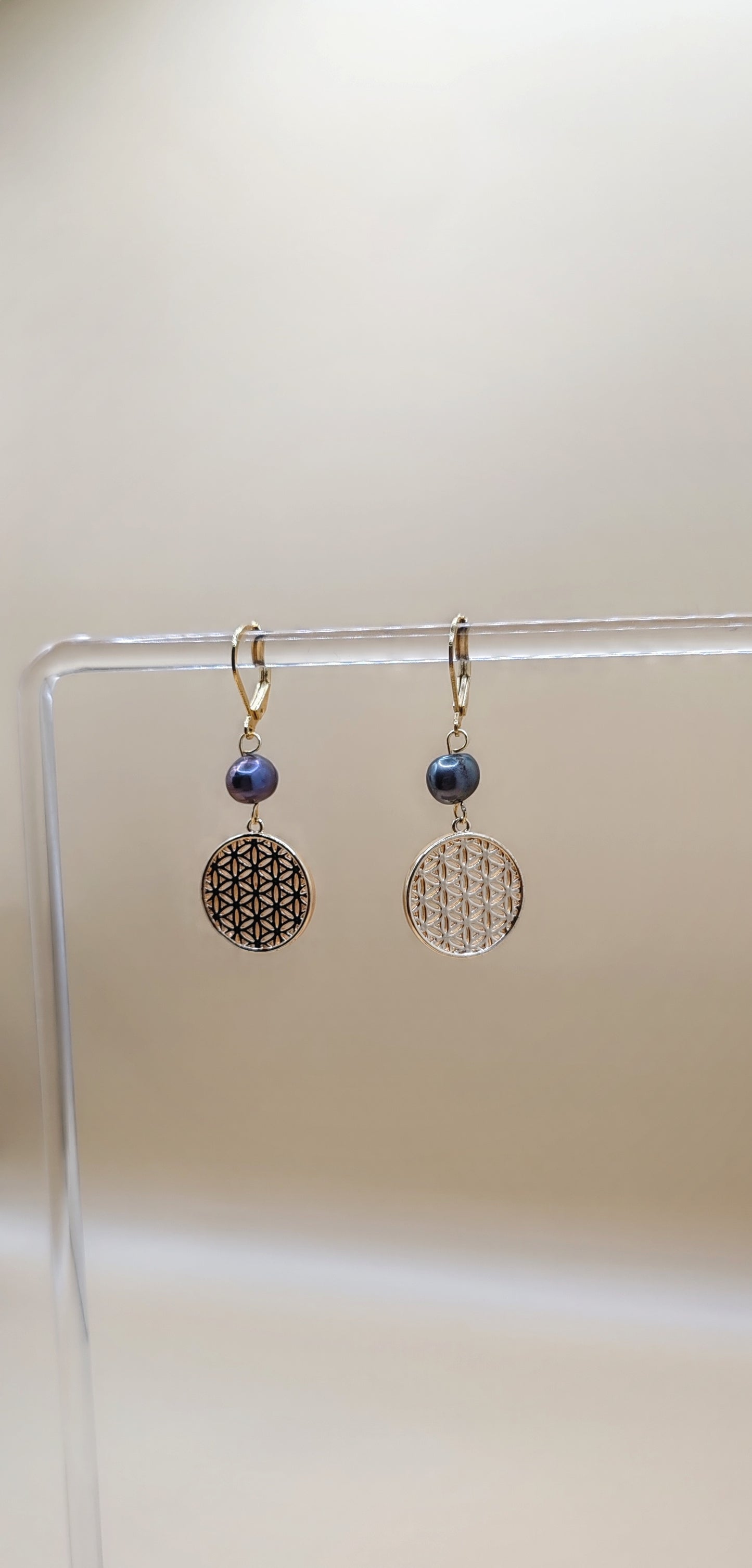 Aretes Flor de la Vida con Perla Gris – Chapa de Oro 14K