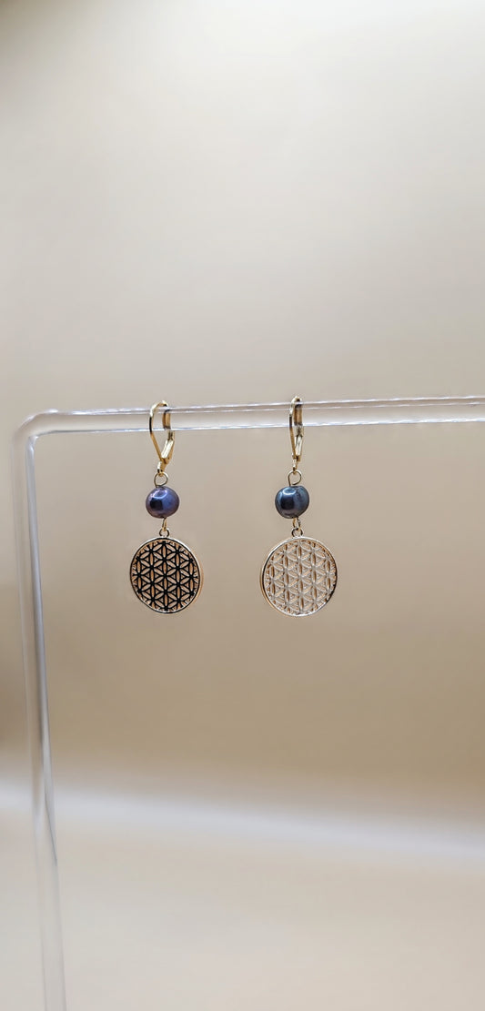 Aretes Flor de la Vida con Perla Gris – Chapa de Oro 14K